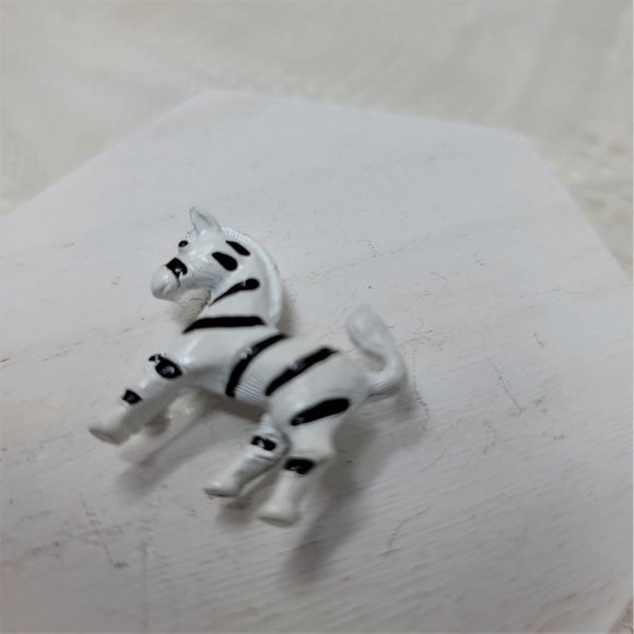 Zebra Metal Pin Brooch Small Black & White Fun - Picture 4 of 7
